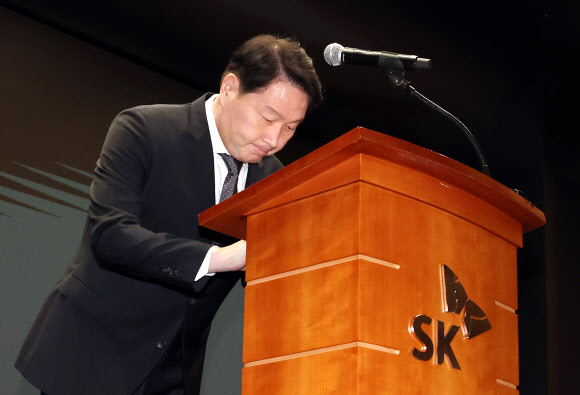 최태원 SK그룹 회장이 7일 서울 중구 SK텔레콤 T타워에서 열린 유심 정보 유출 관련 일일 브리핑에 참석, 정보 유출과 관련해 고개 숙여 대국민 사과를 하고 있다. 2025.5.7. 연합뉴스