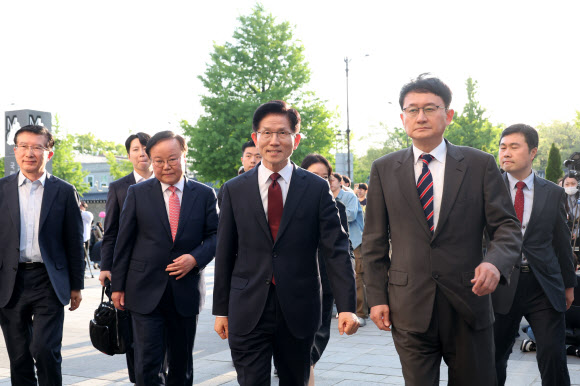 국민의힘 김문수 대선후보가 무소속 한덕수 대선 예비후보와 단일화 관련 회동을 하기 위해 7일 서울 종로구의 한 식당으로 들어서고 있다. 2025.5.7. 연합뉴스