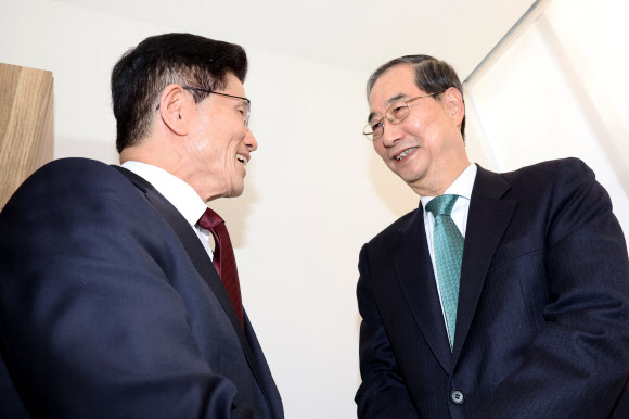 국민의힘 김문수 대선후보와 무소속 한덕수 대선 예비후보가 7일 서울 종로구의 한 식당에서 후보 단일화 관련 회동을 하고 있다. 2025.5.7. 연합뉴스