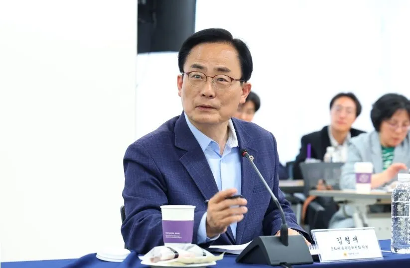 김형재 의원이 지난 4월 29일 서울관광재단 관광플라자를 방문.길기연 대표에게 질의하고 있다