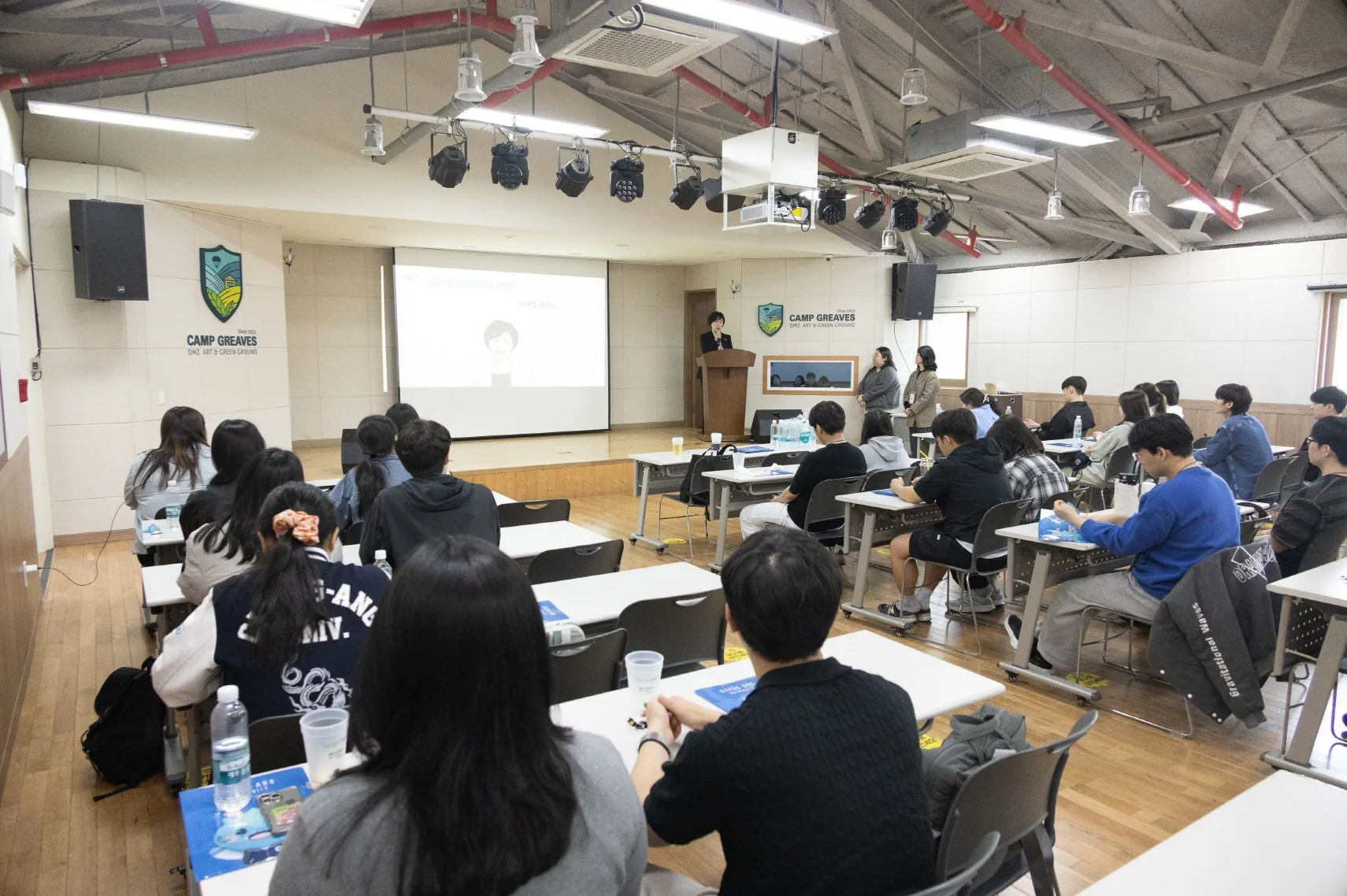 ‘2025년 중앙대학교 KF 공공외교 스터디 클럽 평화공공외교: DMZ 캠프그리브스 탐방’ 행사에서 ‘경기도의원과의 대화’ 세션에 연사로 참여해 메시지를 전달하고 있는 이채영 의원.