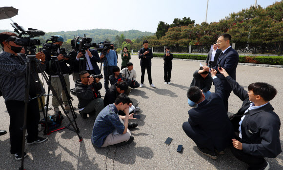 12·3 비상계엄 및 윤석열 전 대통령 탄핵과 관련해 당내에서 탈당 압박을 받아온 김상욱 의원이 8일 서울 동작구 현충원에서 참배 후 탈당 입장을 밝히고 있다. 2025.5.8 연합뉴스