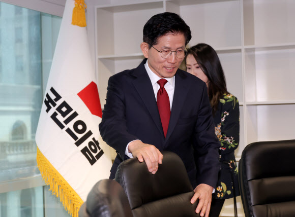 국민의힘 대선 후보 사무실 도착한 김문수