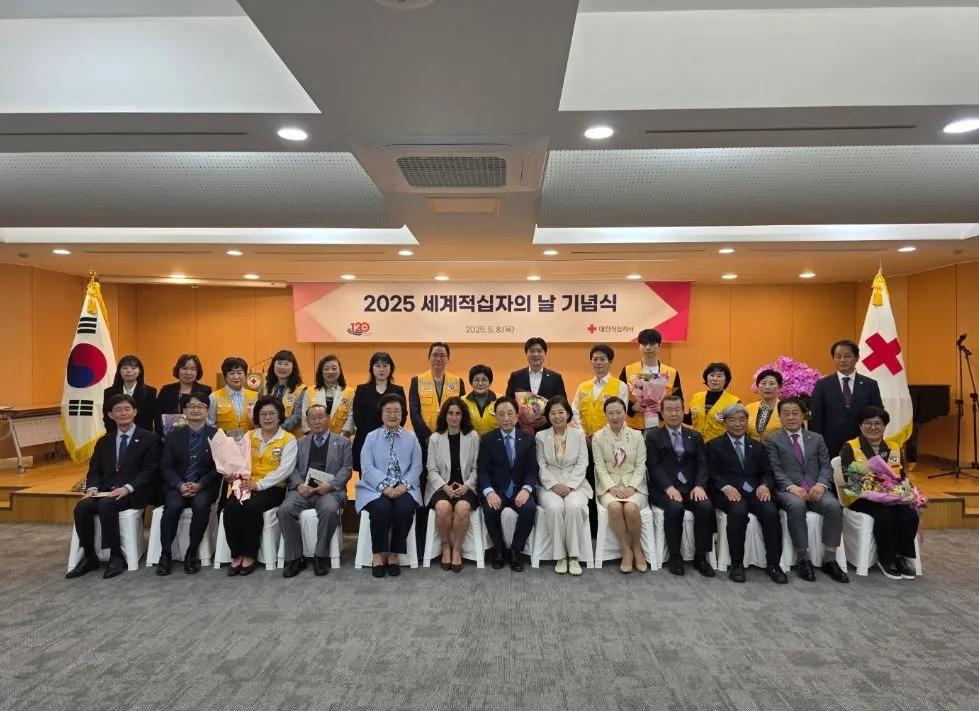 지난 8일 대한적십자사 본사 서울사무소 앙리뒤낭홀에서 개최된 ‘제78회 세계적십자의 날’ 기념식에 참석한 김용호 의원(앞줄 오른쪽 두 번째)이 단체 기념촬영을 하고 있다.