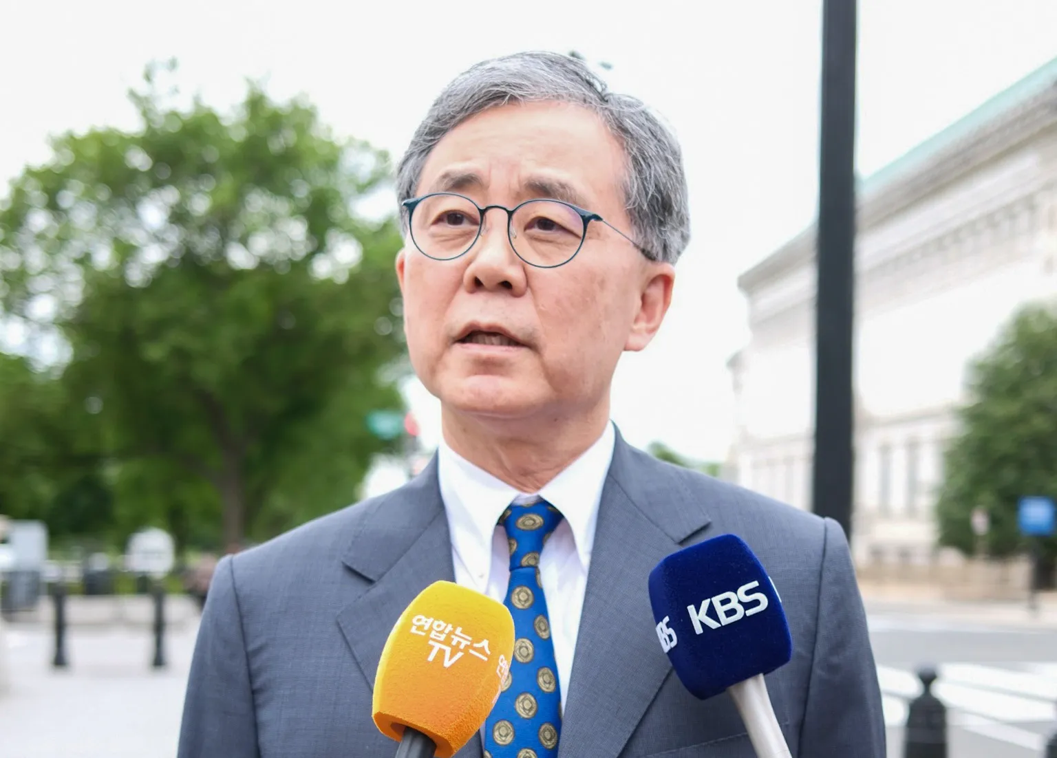 미 당국자와의 회동 설명하는 김현종  이재명 더불어민주당 대선 후보의 외교·안보·통상 분야 핵심 참모인 김현종 전 국가안보실 2차장이 8일(현지시간) 미국 워싱턴 DC 백악관에서 도널드 트럼프 행정부 당국자들과 회동한 뒤 취재진에게 결과를 설명하고 있다. 2025.5.9