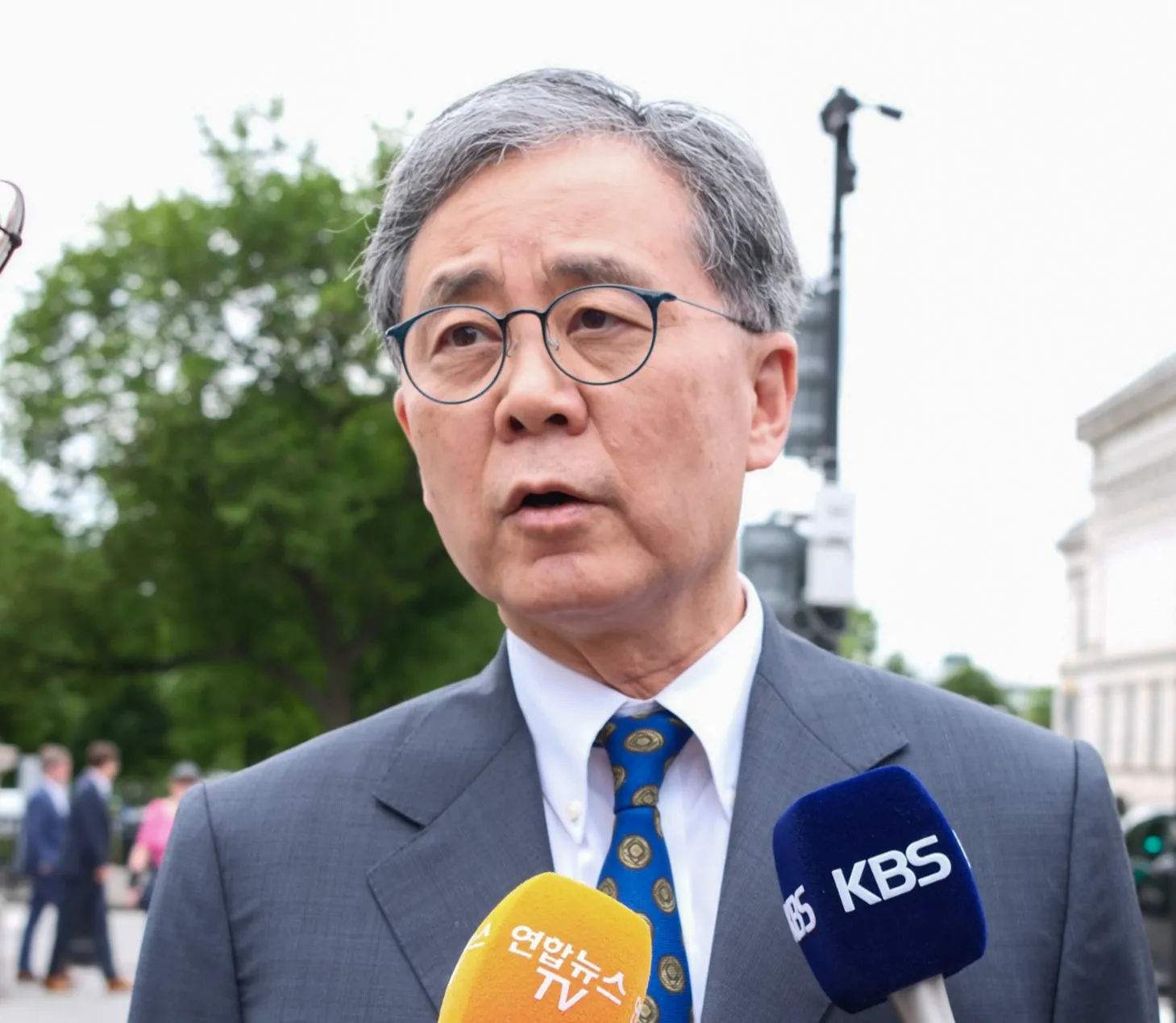 미 당국자 만난 뒤 기자들에게 설명하는 김현종  이재명 더불어민주당 대선 후보의 외교·안보·통상 분야 핵심 참모인 김현종 전 국가안보실 2차장이 8일(현지시간) 미국 워싱턴 DC 백악관에서 도널드 트럼프 행정부 당국자들과 회동한 뒤 기자들에게 결과를 설명하고 있다. 2025.5.9