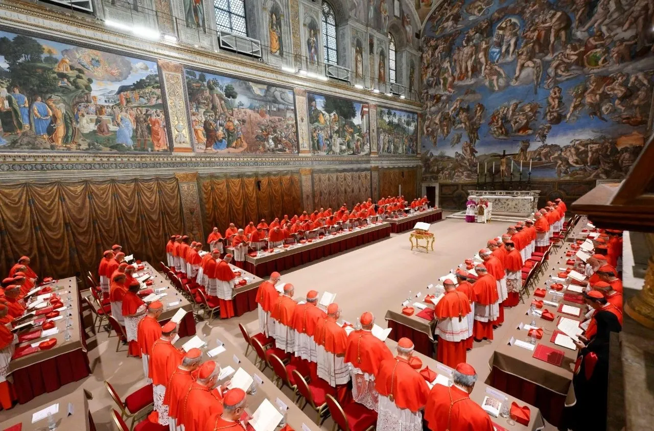 시스티나 성당에서 새 교황 레오 14세가 첫 기도를 올리고 있다. 바티칸 뉴스 갈무리.