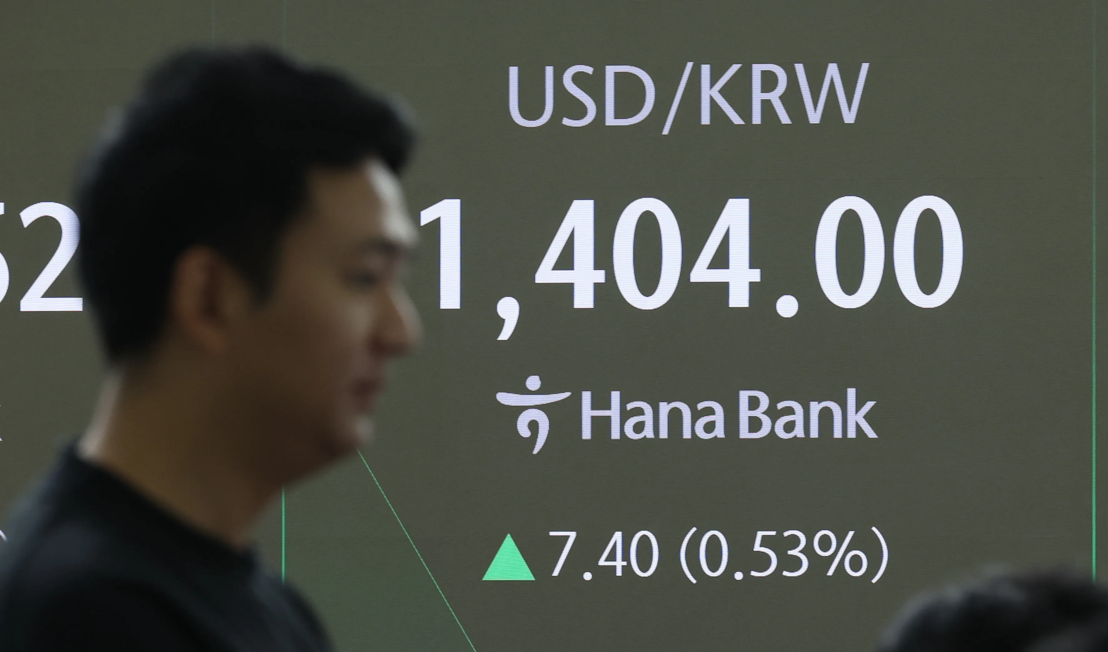 코스피가 전 거래일(2579.48)보다 8.45포인트(0.33%) 상승한 2587.93에 개장한 9일 서울 중구 하나은행 딜링룸 전광판에 지수가 표시되고 있다. 2025.05.09. 뉴시스