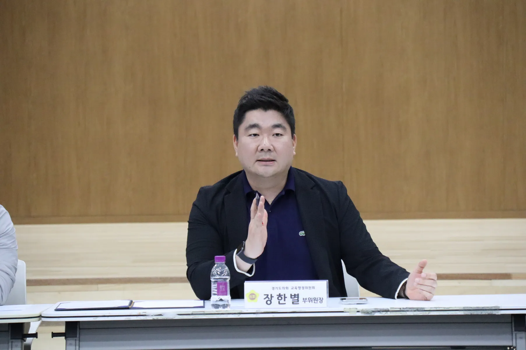 장한별 의원이 ‘도내 대안교육기관 지원 방향성 논의를 위한 정담회’에서 발언하고 있다.
