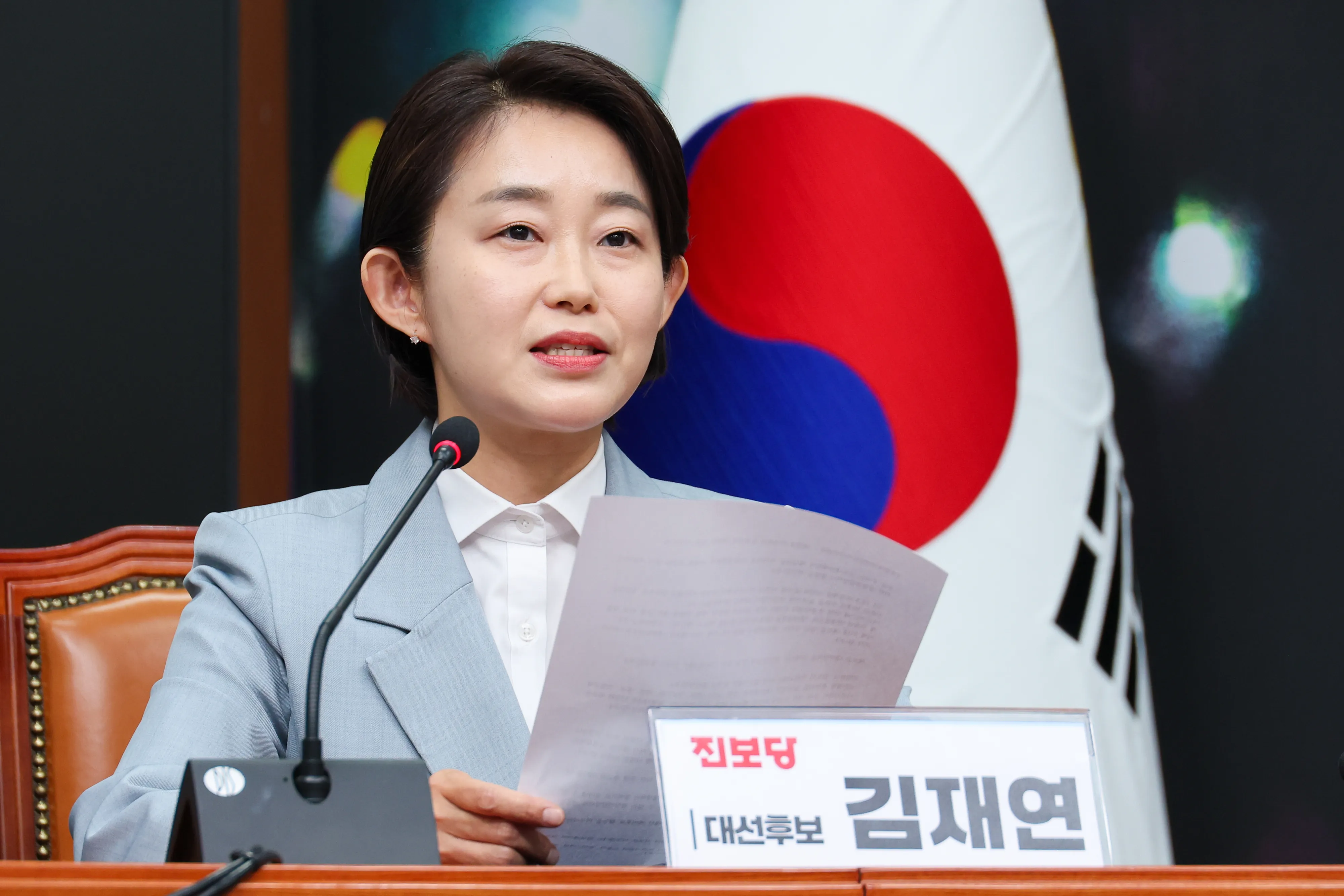 대선 후보직 내려놓는 김재연 “광장연합정치 성공을 위해”  김재연 진보당 대표가 9일 국회에서 열린 광장대선연합정치시민연대·제 정당 연석회의 공동 선언 발표 기자회견에서 “광장연합정치 성공을 위해 후보직을 내려놓겠다”고 밝히고 있다. 2025.5.9