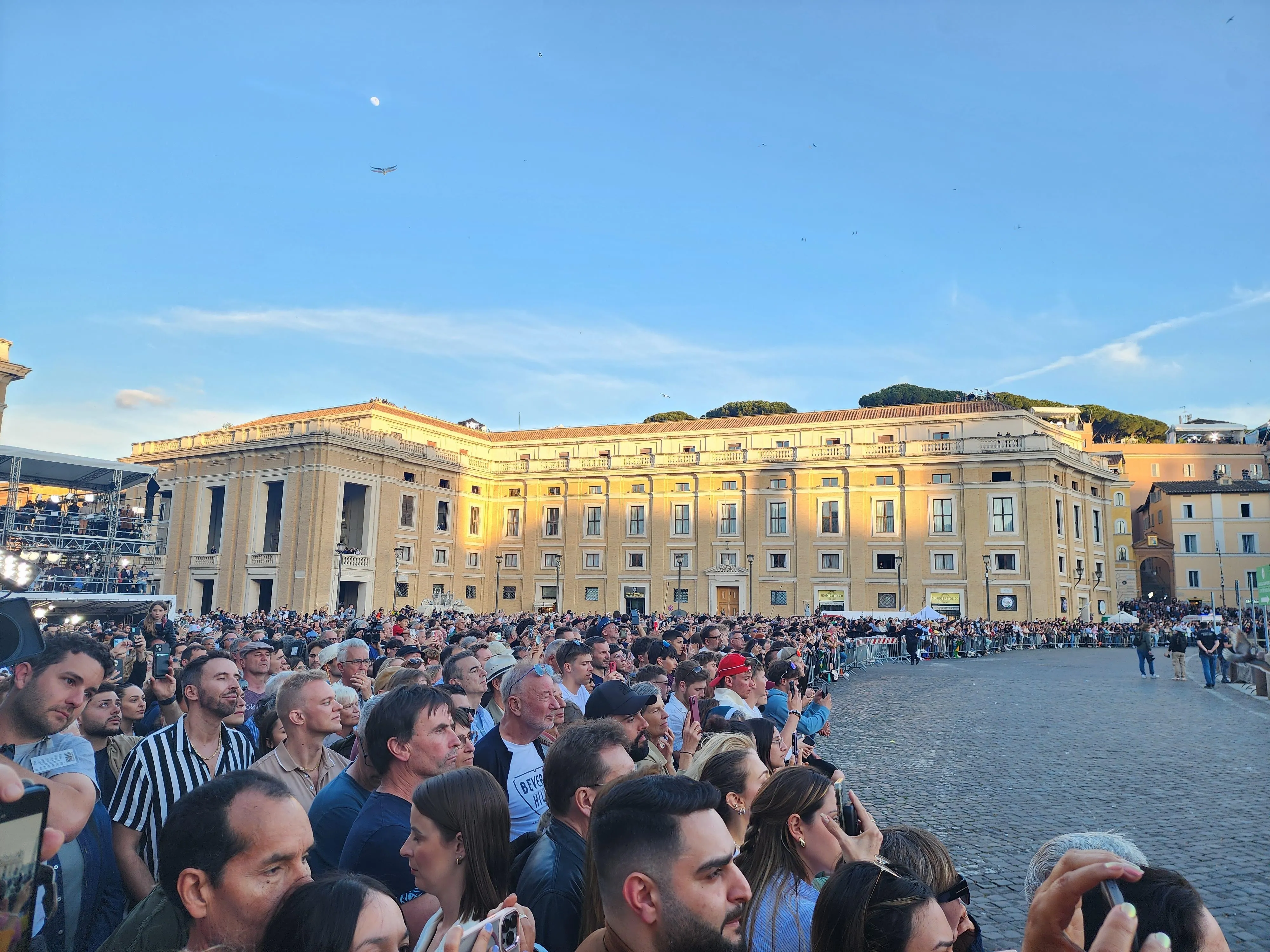 새 교황 등장 지켜보는 인파  새 교황 등장 지켜보는 인파
 8일(현지시간) 바티칸 성 베드로 광장을 가득 메운 인파가 새 교황 레오 14세가 등장하는 모습을 지켜보고 있다. 
바티칸 연합뉴스