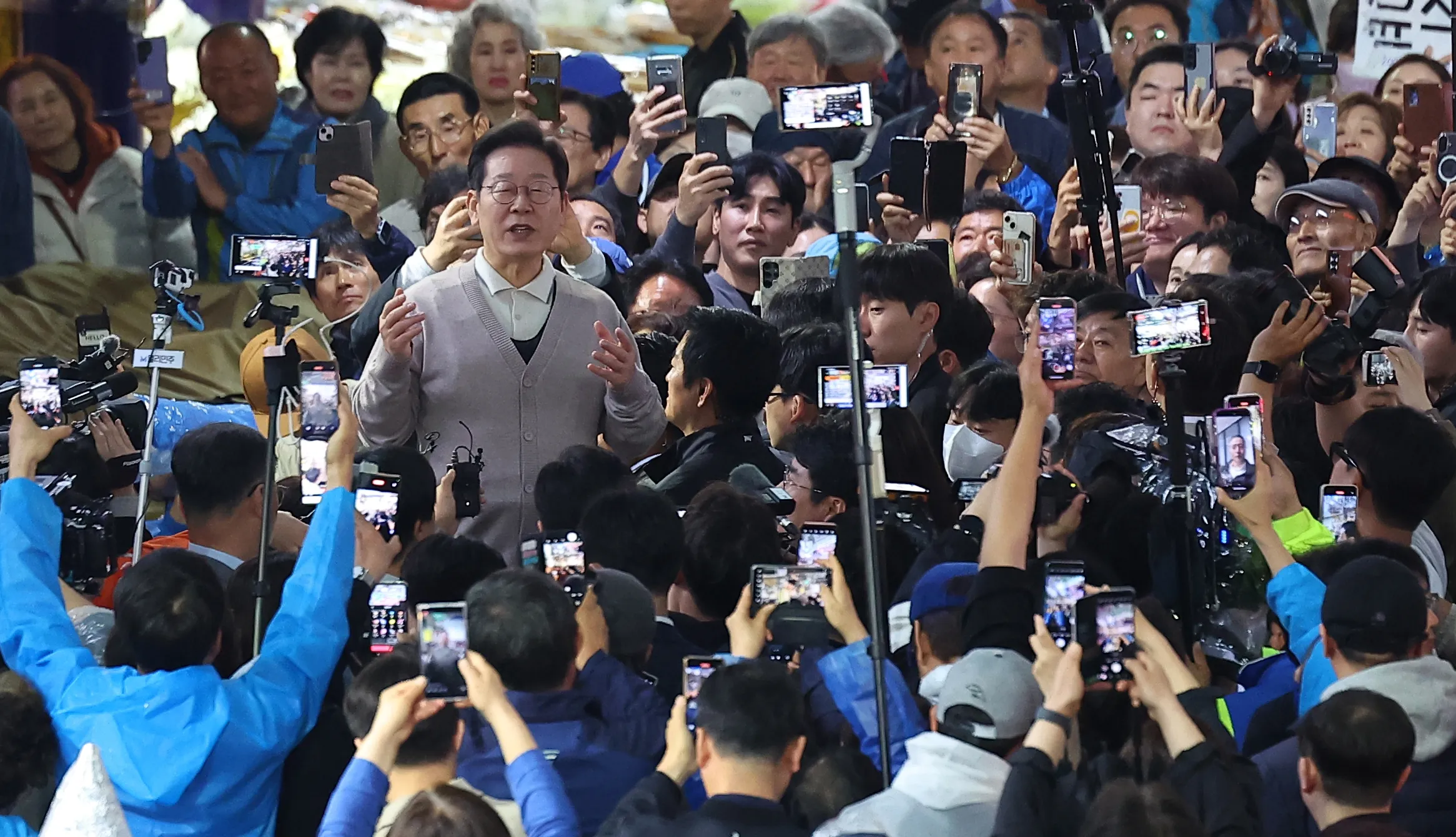 영천공설시장에서 연설하는 이재명 후보  이재명 더불어민주당 대선 후보가 9일 경북 영천시 영천공설시장에서 시장 상인과 지지자들 앞에서 연설하고 있다. 2025.5.9
