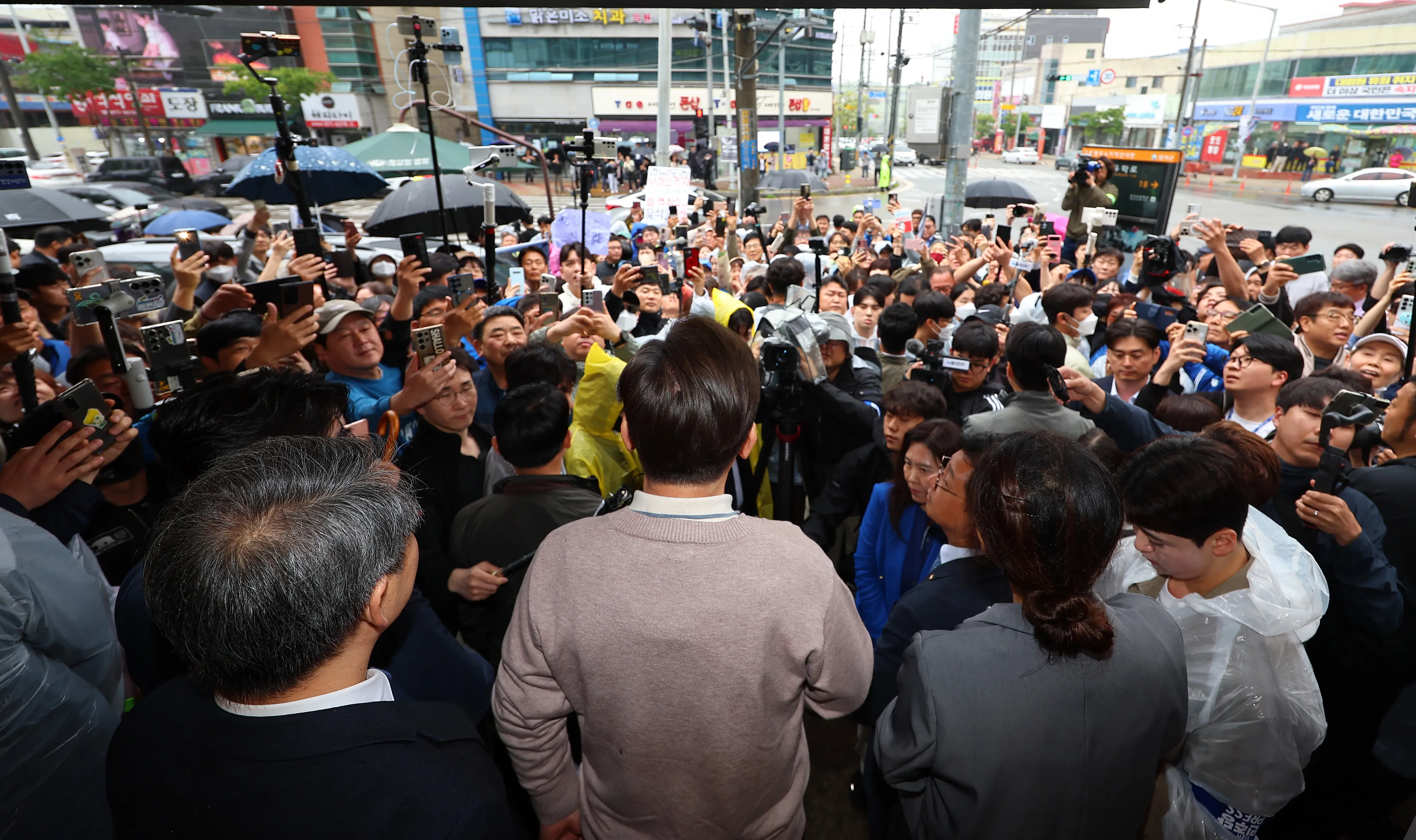 칠곡에서 연설하는 이재명 민주당 대선후보  이재명(가운데) 더불어민주당 대선 후보가 9일 경북 칠곡군 석적읍의 한 상가 앞에서 주민과 지지자들을 상대로 즉흥 연설을 하고 있다. 2025.5.9