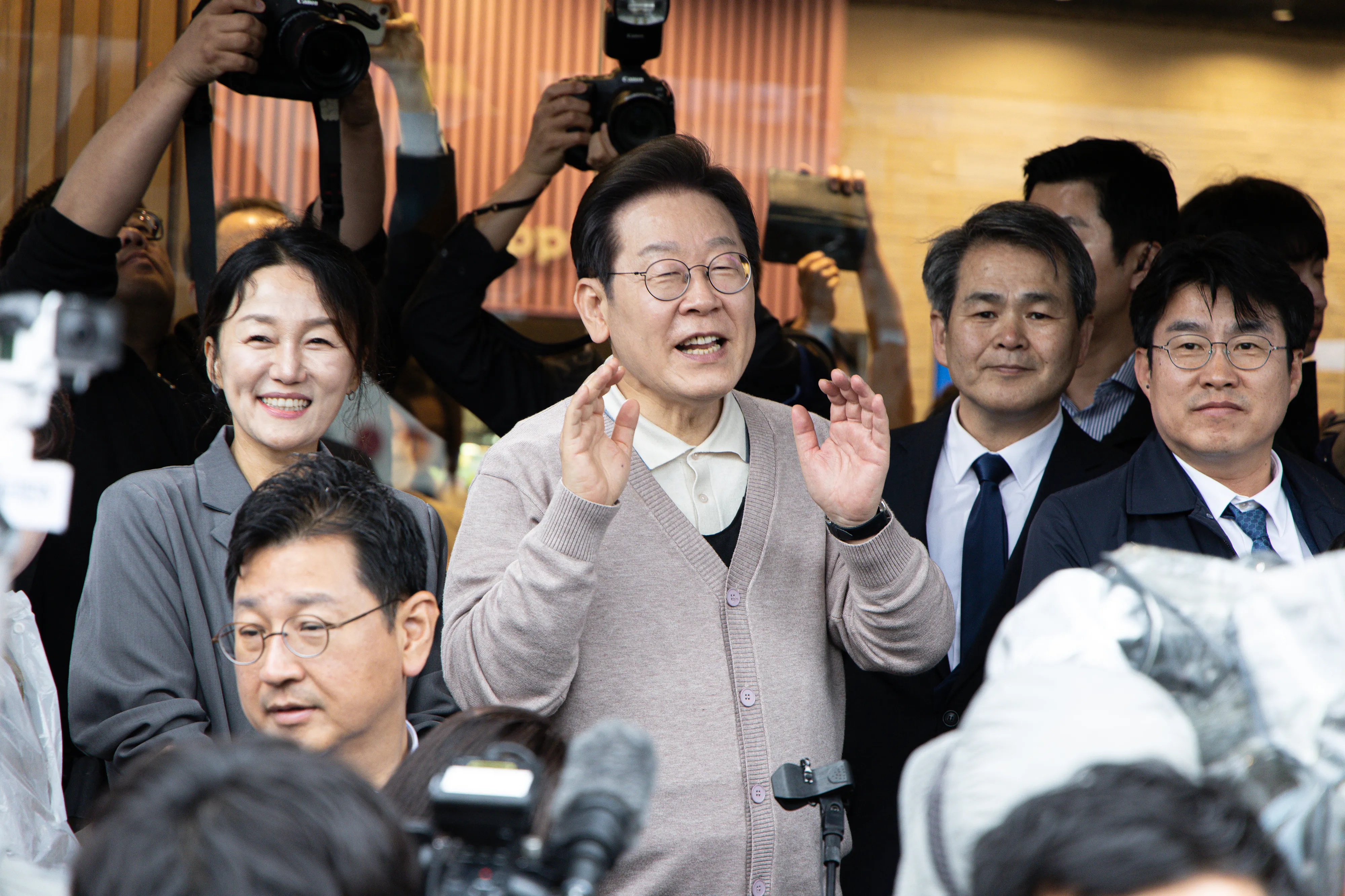 이재명, 경북 경청 투어 ‘시민 향한 연설’  이재명(가운데) 더불어민주당 대통령 후보가 9일 경북 칠곡군의 한 거리를 찾아 연설하고 있다. 2025.5.9