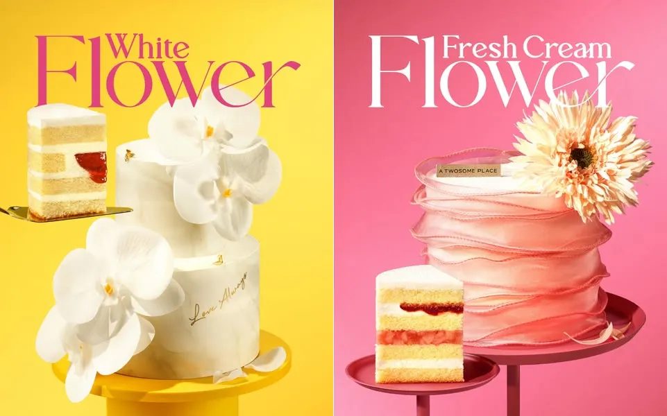 프랜차이즈 카페 투썸플레이스가 가정의 달 5월을 맞아 시즌 한정으로 출신한 ‘화이트 플라워 케이크’(왼쪽)와 ‘플라워 복숭아 생크림 케이크’(오른쪽). 띠지를 벗기면 크림을 발라지지 않은 측면이 드러나 논란이 인 화이트 플라워 케이크의 홍보물에 아이싱 처리가 되지 않은 케이크 측면이 보인다. 투썸플레이스 인스타그램 캡처