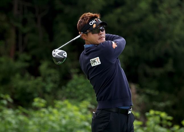이태희가 10일 KPGA 클래식 2라운드 13번 홀에서 드라이버 티샷을 날리고 있다. KPGA 제공