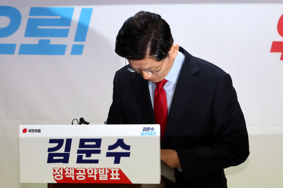 국민의힘 김문수 대선 후보가 10일 서울 여의도 캠프 사무실에서 긴급 기자회견을 열어 당 지도부 주도의 사상 초유 대선 후보 교체 강행에 대한 입장을 밝힌 뒤 인사하고 있다. 2025.5.10. 연합뉴스
