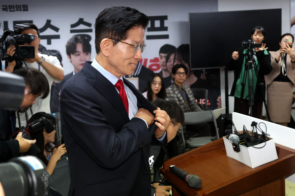 국민의힘 김문수 대선 후보가 10일 서울 여의도 캠프 사무실에서 사상 초유의 대선 후보 교체 강행에 대한 입장을 밝히기 위해 긴급 기자회견에 나서고 있다. 2025.5.10. 연합뉴스