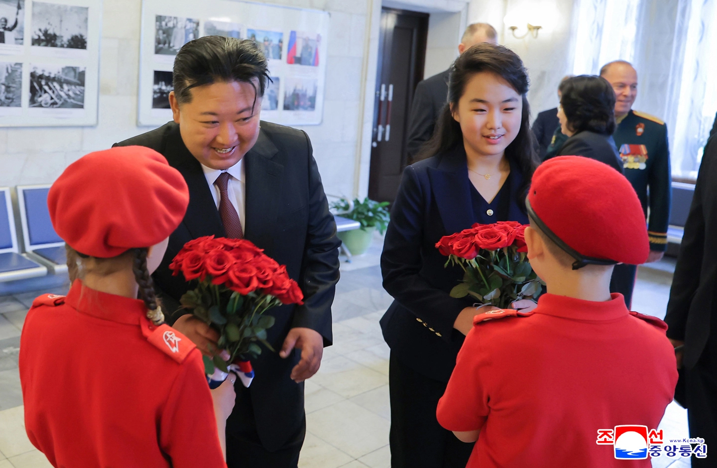 김정은, 딸 주애와 주북 러시아 대사관 방문  김정은 북한 국무위원장이 소련의 제2차 세계대전 승리(전승절) 80주년을 맞아 9일 오전 딸 주애와 함께 평양 주재 러시아 대사관을 방문했다고 조선중앙통신이 10일 보도했다. 2025.5.10 평양 조선중앙통신=연합뉴스