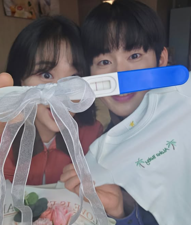 유튜브 채널 ‘엔조이커플’의 손민수(오른쪽)·임라라 부부가 2년여 간의 난임 끝에 임신 소식을 전하며 팬들의 축하를 받고 있다. 인스타그램 캡처