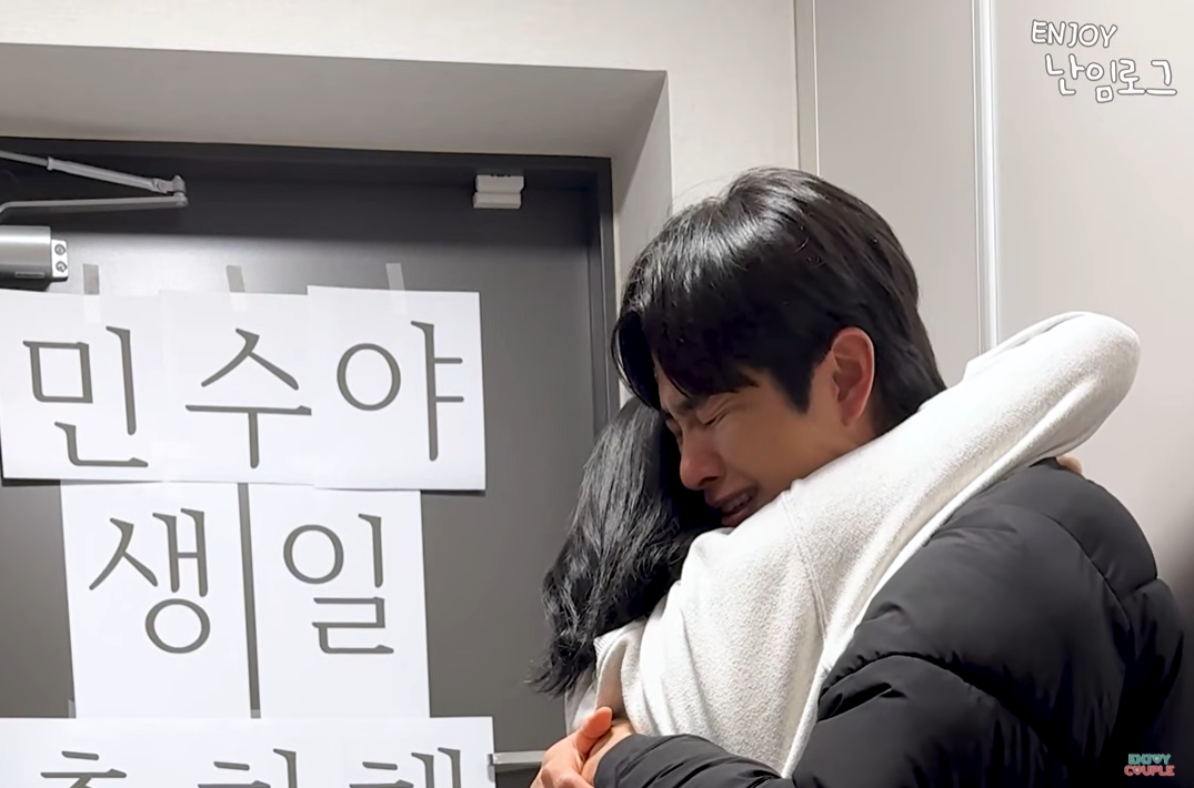 유튜브 채널 ‘엔조이커플’의 손민수(오른쪽)·임라라 부부가 2년여 간의 난임 끝에 임신 소식을 전하며 팬들의 축하를 받고 있다. 유튜브 채널 ‘엔조이커플’ 캡처