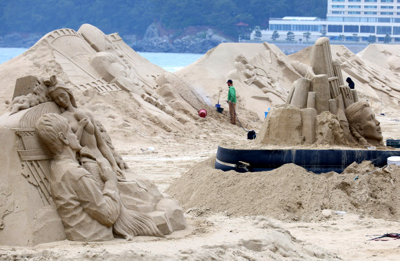 11일 오후 부산 해운대해수욕장에서 모래 작품이 만들어지고 있다.  올해로 20주년을 맞는 부산 해운대 모래 축제는 16일부터 19일까지 ‘모래로 만나는 K-컬쳐’를 주제로 열린다. 연합뉴스