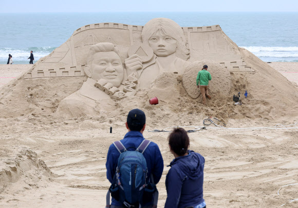 11일 오후 부산 해운대해수욕장에서 모래 작품이 만들어지고 있다.  올해로 20주년을 맞는 부산 해운대 모래 축제는 16일부터 19일까지 ‘모래로 만나는 K-컬쳐’를 주제로 열린다. 연합뉴스