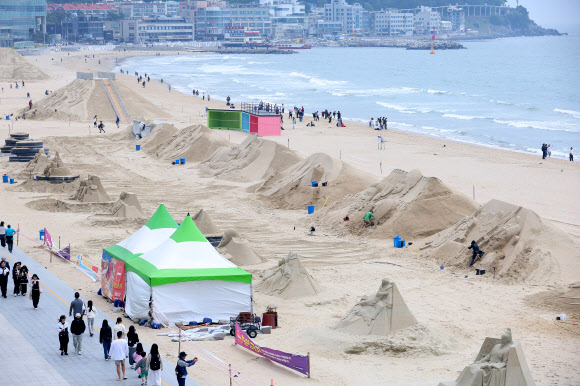 11일 오후 부산 해운대해수욕장에서 모래 작품이 만들어지고 있다.  올해로 20주년을 맞는 부산 해운대 모래 축제는 16일부터 19일까지 ‘모래로 만나는 K-컬쳐’를 주제로 열린다.  연합뉴스