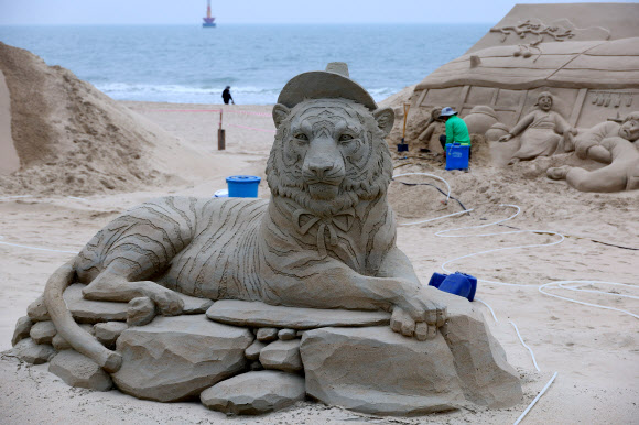 11일 오후 부산 해운대해수욕장에서 모래 작품이 만들어지고 있다.  올해로 20주년을 맞는 부산 해운대 모래 축제는 16일부터 19일까지 ‘모래로 만나는 K-컬쳐’를 주제로 열린다.  연합뉴스