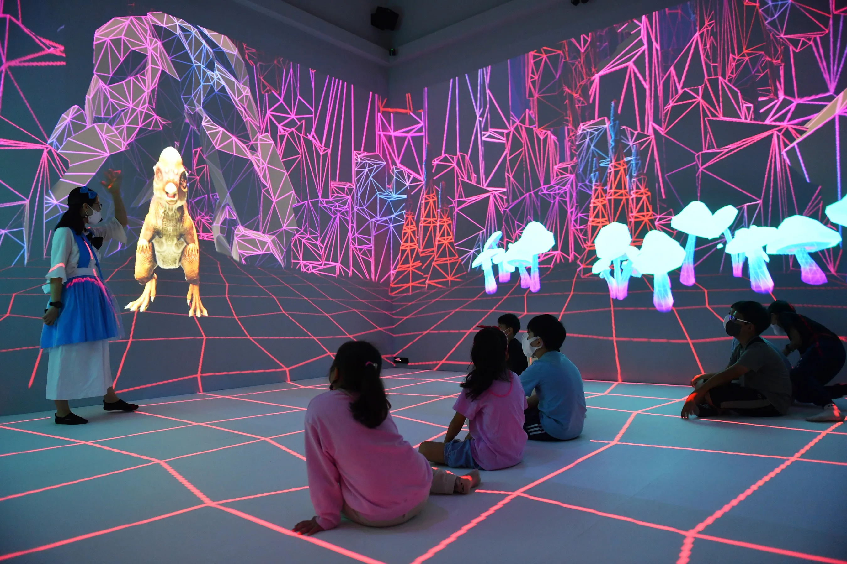 어린이들이 들락날락 인터랙티브 디지털 콘텐츠 체험관에서 즐거운 시간을 보내고 있다.
﻿부산시 제공