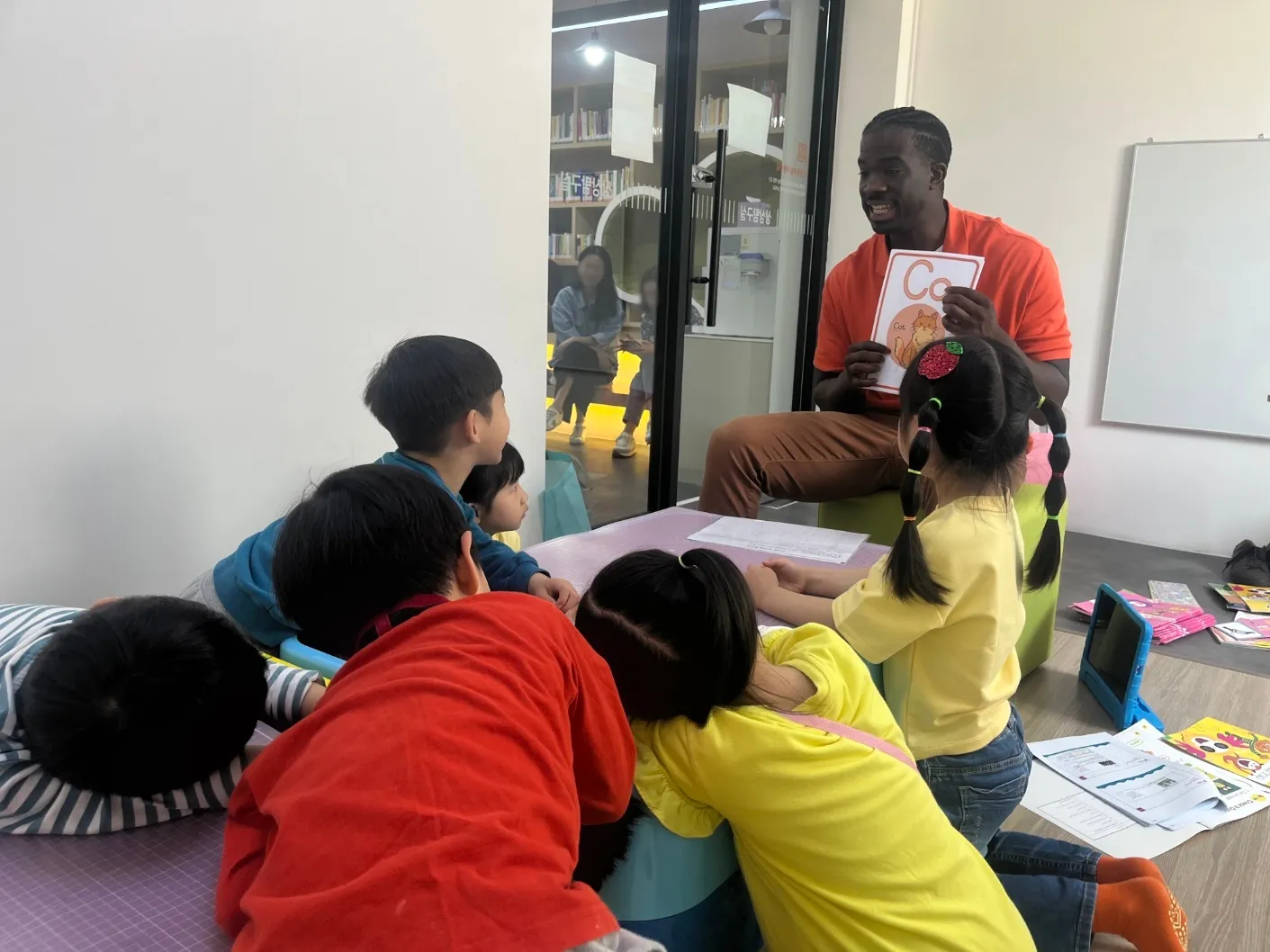 들락날락에서 진행 중인 ‘영어야놀자’ 원어민 교사 체험 수업. 올해부터 부산 전역 61곳으로 확대 운영된다.
부산시 제공