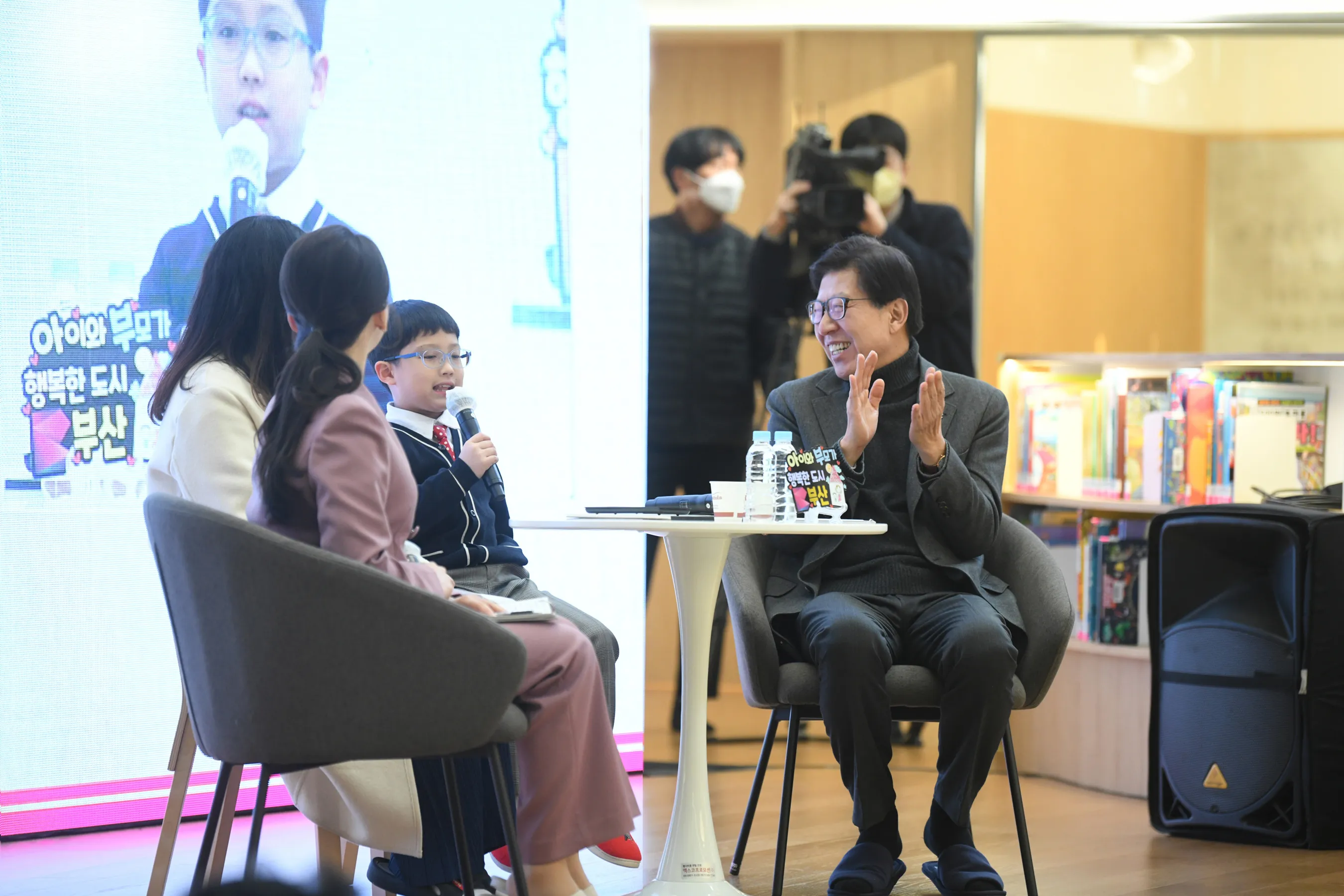 박형준(오른쪽 첫 번째) 부산시장이 들락날락 정책톡톡간담회에서 아이들과 대화하고 있다.
부산시 제공