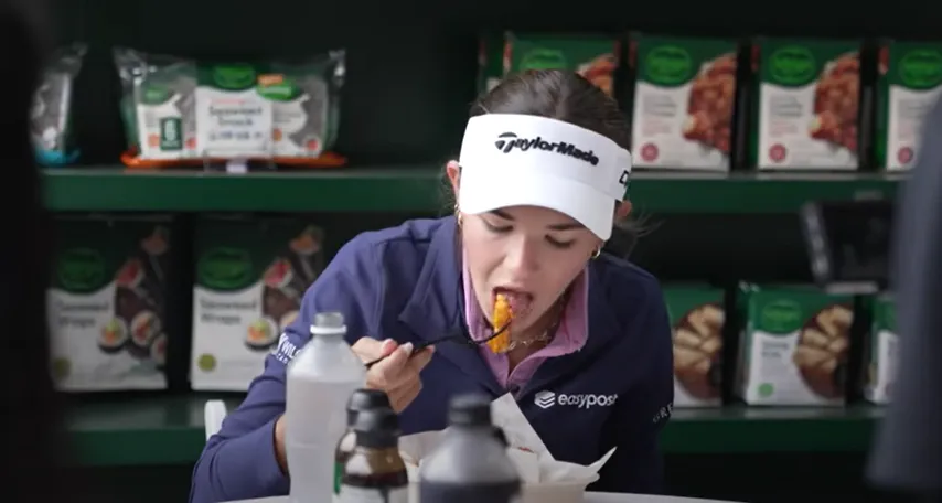 한국 CJ에서 생산한 비비고 떡볶이를 먹고 있는 카이 트럼프. 유튜브 캡처