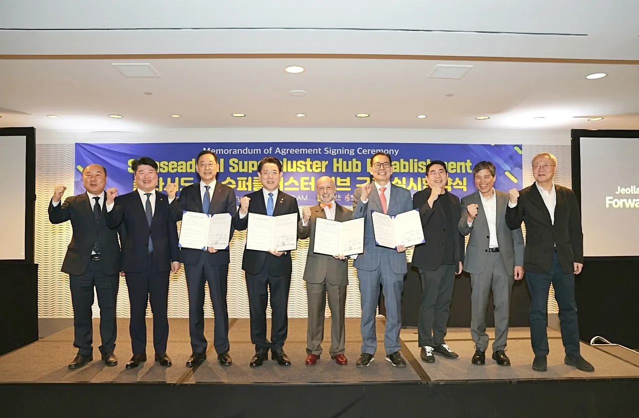 지난 2월 26일(현지시간) 미국 샌프란시스코 하얏트호텔에서 해남군과 퍼힐스, 서남해안기업도시개발㈜이 함께 ‘솔라시도 인공지능(AI) 슈퍼클러스터 허브’ 구축을 위한 업무협약을 체결하고 있다. 왼쪽 세 번째부터 명현관 해남군수, 김영록 전남지사, 아민 바드르 엘 딘 퍼힐스 공동의장, 고형권 BS(보성)산업 부회장.