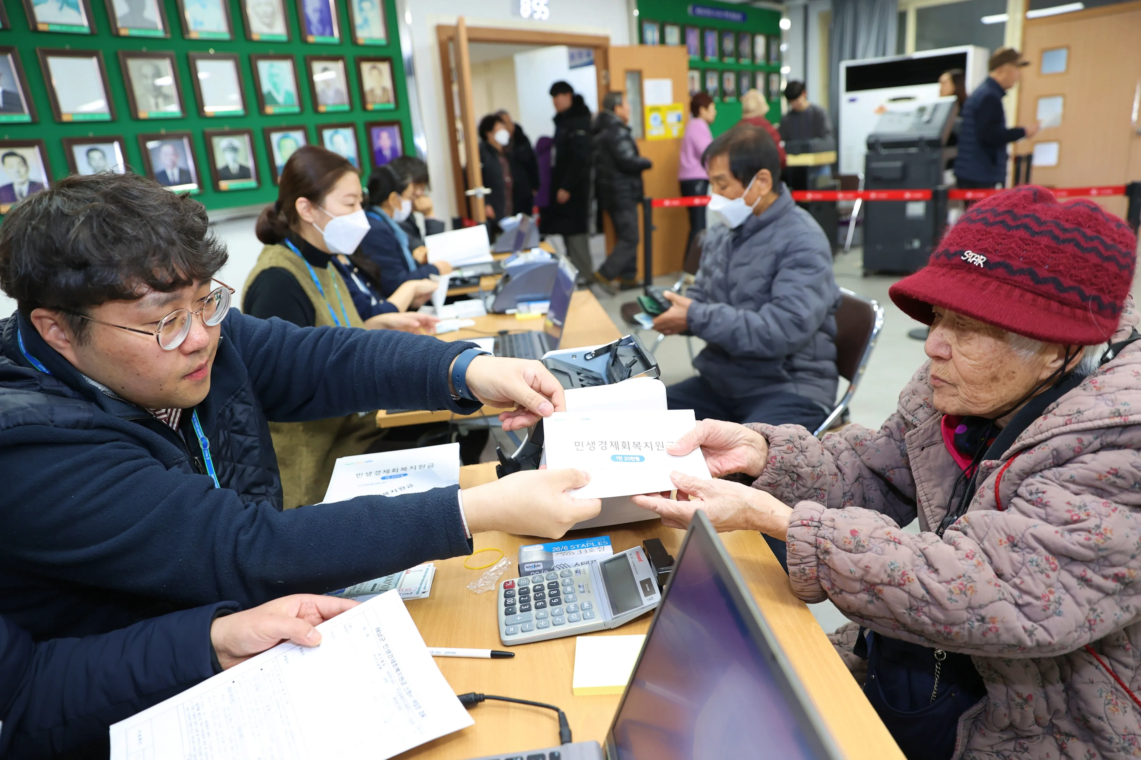 지역상품권을 지급받고 있는 해남군민들.