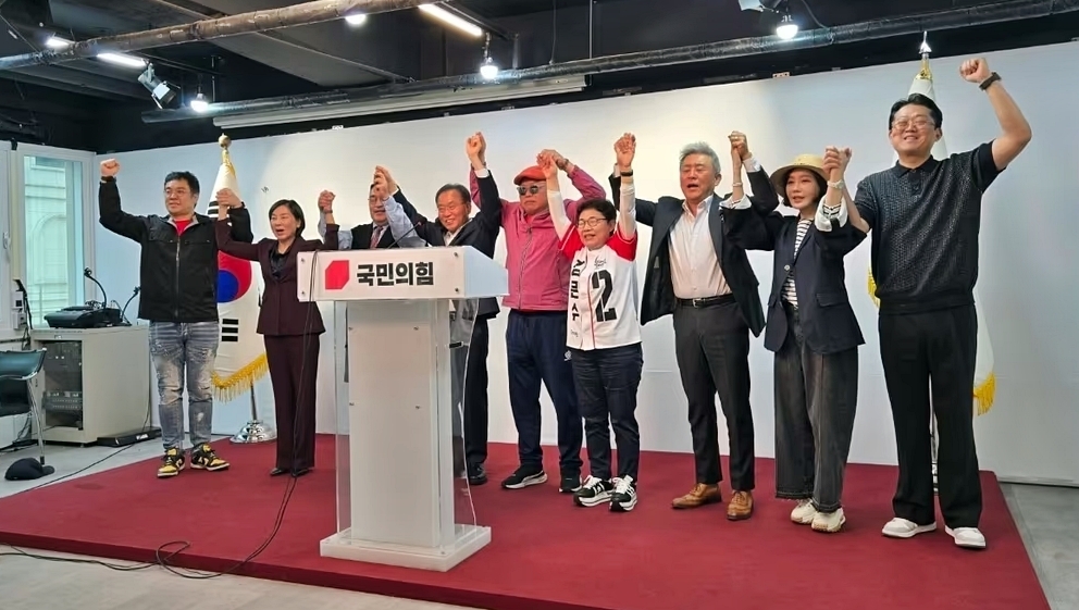 가수 김흥국씨와 개그맨 이혁재씨 등 연예인 10명이 13일 서울 여의도 국민의힘 당사에서 김문수 후보 지지선언을 하고 있다. 2025.5.13 뉴스1