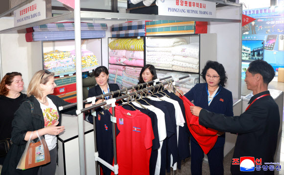 북한이 ‘공동의 발전과 번영을 위하여’라는 주제로 제23차 평양 봄철국제상품전람회가 지난 12일 청년중앙회관에서 개막했다고 조선중앙통신이 13일 보도했다. 2025.5.13. 평양 조선중앙통신 연합뉴스