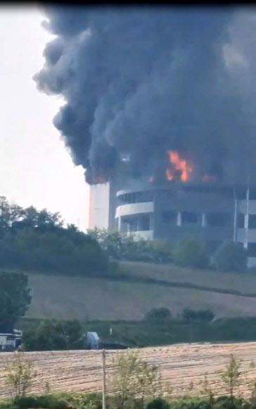 13일 오전 10시 29분 경기도 이천시 부발읍 소재 대형 물류창고에서 불이 나 소방당국이 대응 2단계를 발령해 진화 중이다. 이 불로 인한 인명피해는 아직 확인되지 않았다.  2025.5.13. 연합뉴스