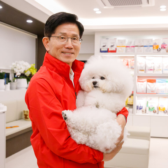 국민의힘 김문수 대선 후보가 13일 대구의 반려동물 전문 병원인 ‘에피소드동물메디컬센터’를 방문해 유기견과 반려동물 보호 현장을 살피고 있다. 2025.5.13. 김문수 캠프 제공