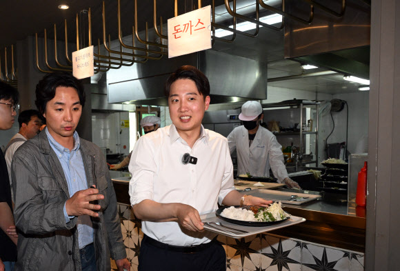 개혁신당 이준석 대선 후보가 13일 ‘학식먹자 이준석’ 행사가 열린 대구 경북대학교에서 배식을 받아 자리로 향하고 있다. 2025.5.13  공동취재