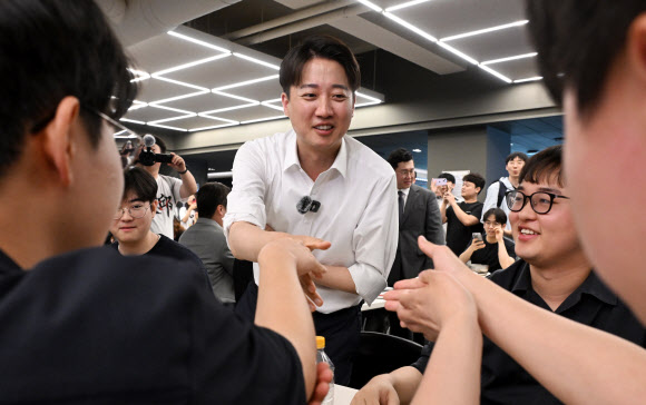 개혁신당 이준석 대선 후보가 13일 ‘학식먹자 이준석’ 행사가 열린 대구 경북대학교에서 학생들과 악수를 나누고 있다. 2025.5.13  연합뉴스