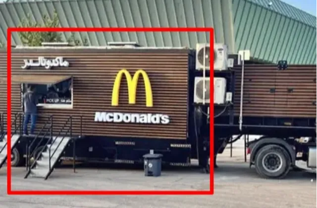 13일(현지시간) 사우디아라비아가 도널드 트럼프 미국 대통령 방문에 맞춰 리야드 그린홀에 2500명 이상의 국내외 언론인을 수용할 취재지원센터 ‘미디어 오아시스’를 꾸리면서 함께 도입한 ‘이동식 맥도날드’ 푸드트럭. 아랍어와 영어로 된 맥도날드 간판이 보인다. 2025.5.13 엑스