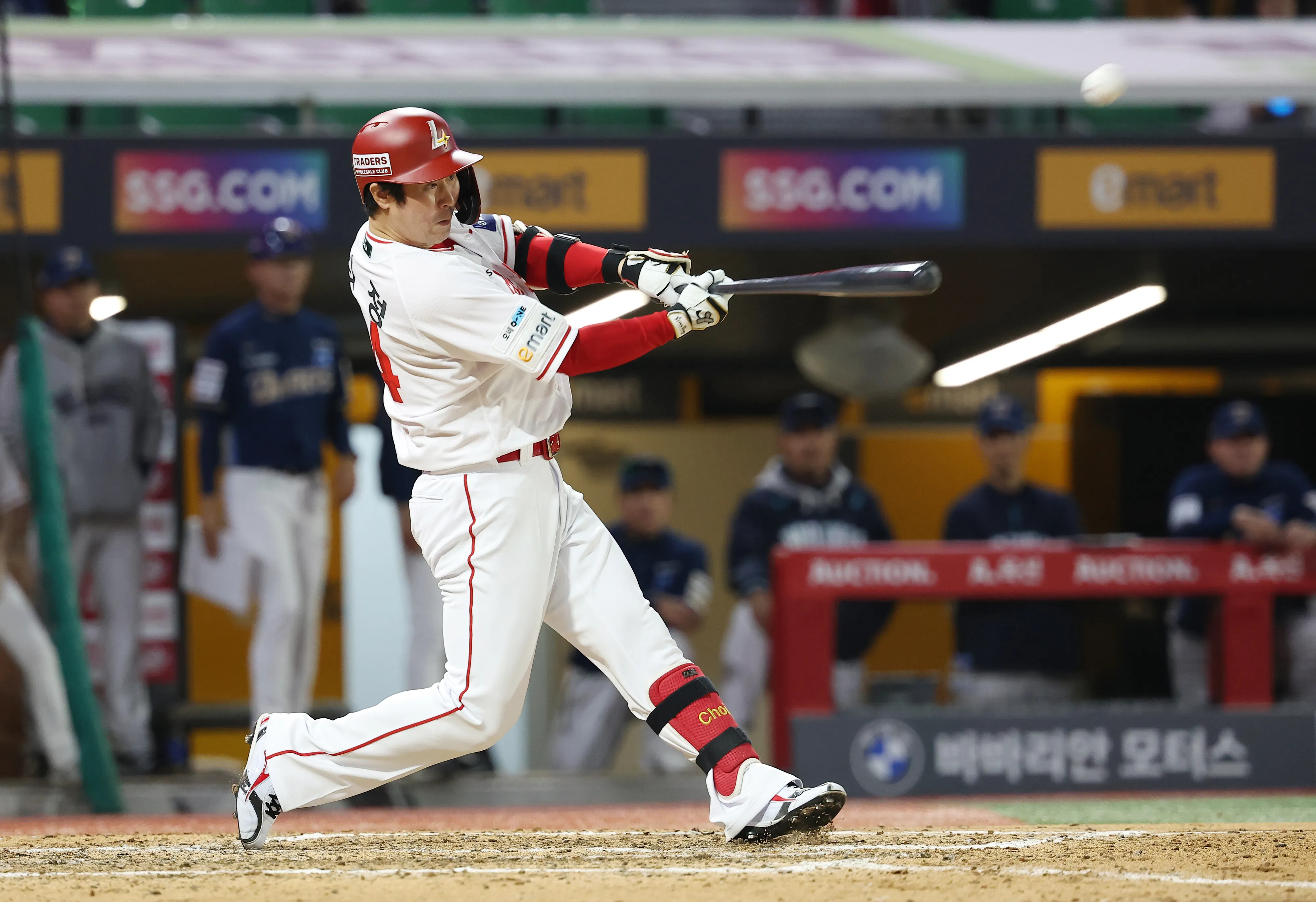 최정, 600홈런을 향한 첫걸음  4일 인천 SSG랜더스필드에서 열린 프로야구 2025 신한 SOL 뱅크 KBO리그 NC 다이노스와 SSG 랜더스의 경기. 8회말 2사 1루 SSG 최정이 2점 홈런을 치고 있다. 지난 13일 KBO 통산 500홈런을 기록한 최정은 오늘 홈런을 추가하며 501홈런을 달성했다.  2025.5.14. 인천 연합뉴스