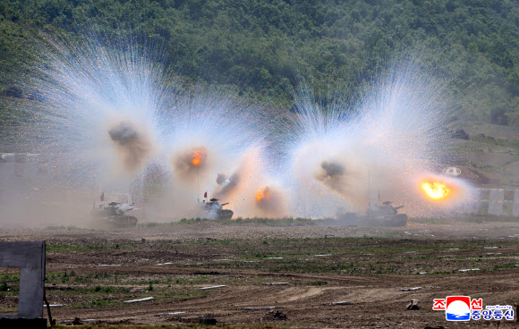 김정은 북한 국무위원장이 지난 13일 인민군 훈련일군(간부)대회 강습체계 안에서 진행되는 병종별 전술종합훈련을 참관했다고 조선중앙통신이 14일 보도했다. 통신은 이날 특수작전 구분대들의 전술종합훈련, 전차병 구분대들의 대항 경기, 시범화력 협동훈련이 있었다고 전했다. 2025.5.14  평양 조선중앙통신 연합뉴스