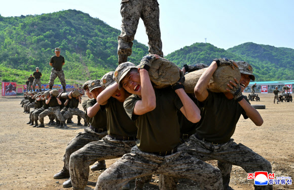 김정은 북한 국무위원장이 지난 13일 인민군 훈련일군(간부)대회 강습체계 안에서 진행되는 병종별 전술종합훈련을 참관했다고 조선중앙통신이 14일 보도했다. 통신은 이날 특수작전 구분대들의 전술종합훈련, 전차병 구분대들의 대항 경기, 시범화력 협동훈련이 있었다고 전했다. 2025.5.14  평양 조선중앙통신 연합뉴스