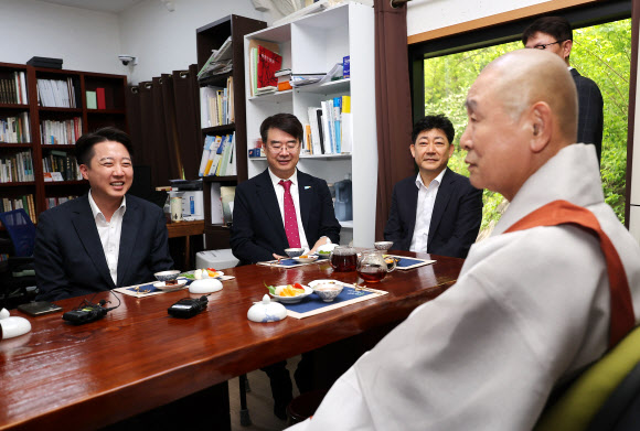 개혁신당 이준석 대선 후보가 14일 부산 금정구 범어사 안양암에서 국제종교연합 이사장을 맡고 있는 대종사 정여 방장스님, 전국기독교총연합 대표회장인 임영문 목사 등과 간담회를 하고 있다. 2025.5.14  연합뉴스