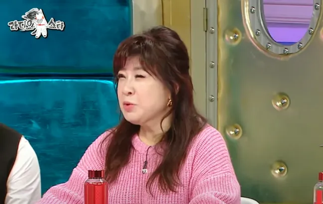 2022년 눈 떨림 증상을 겪던 노사연의 모습. MBC ‘라디오스타’ 방송화면