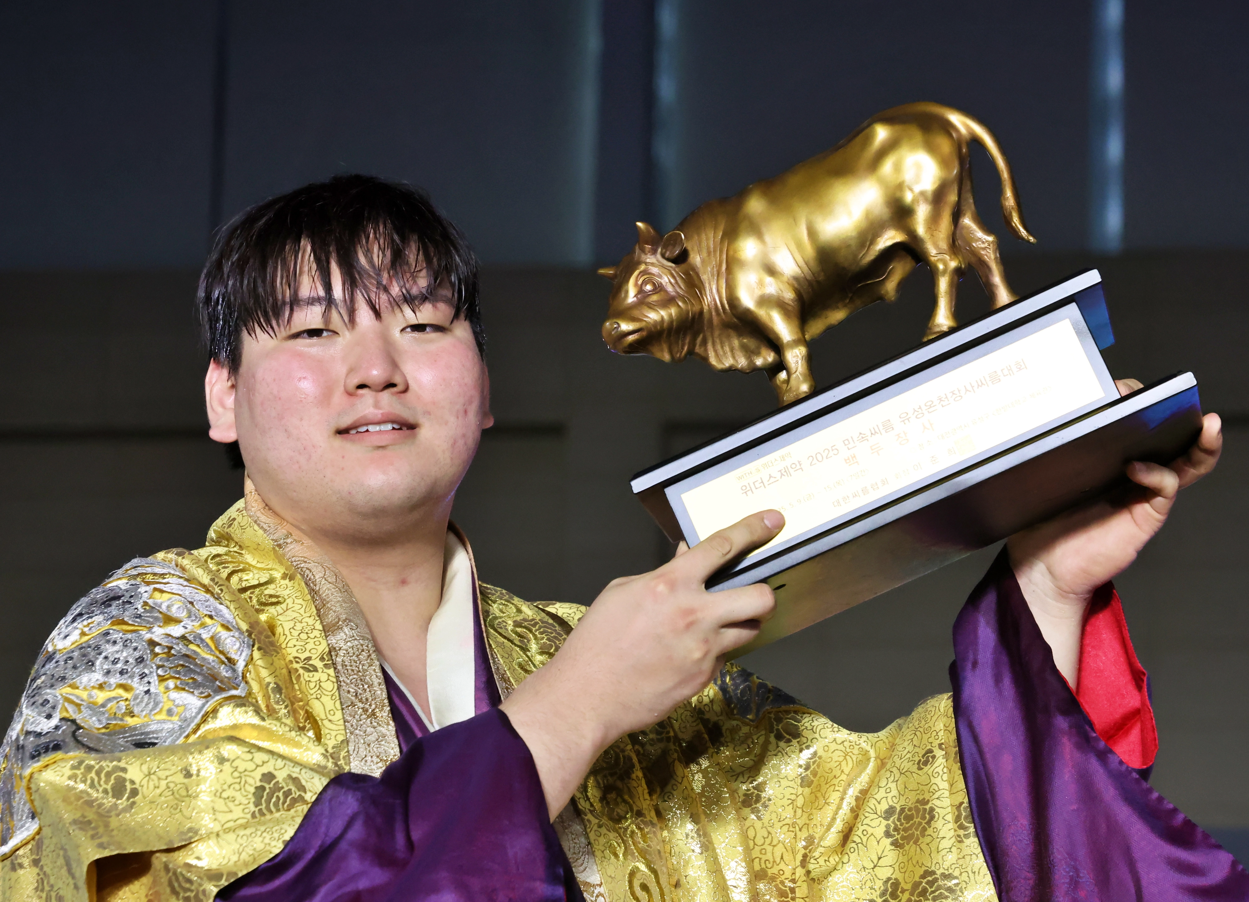 15일 대전 국립 한밭대 체육관에서 열린 2025 민속씨름리그 2차 유성온천장사씨름대회 백두급에서 장사에 오른 최성민. 대한씨름협회 제공