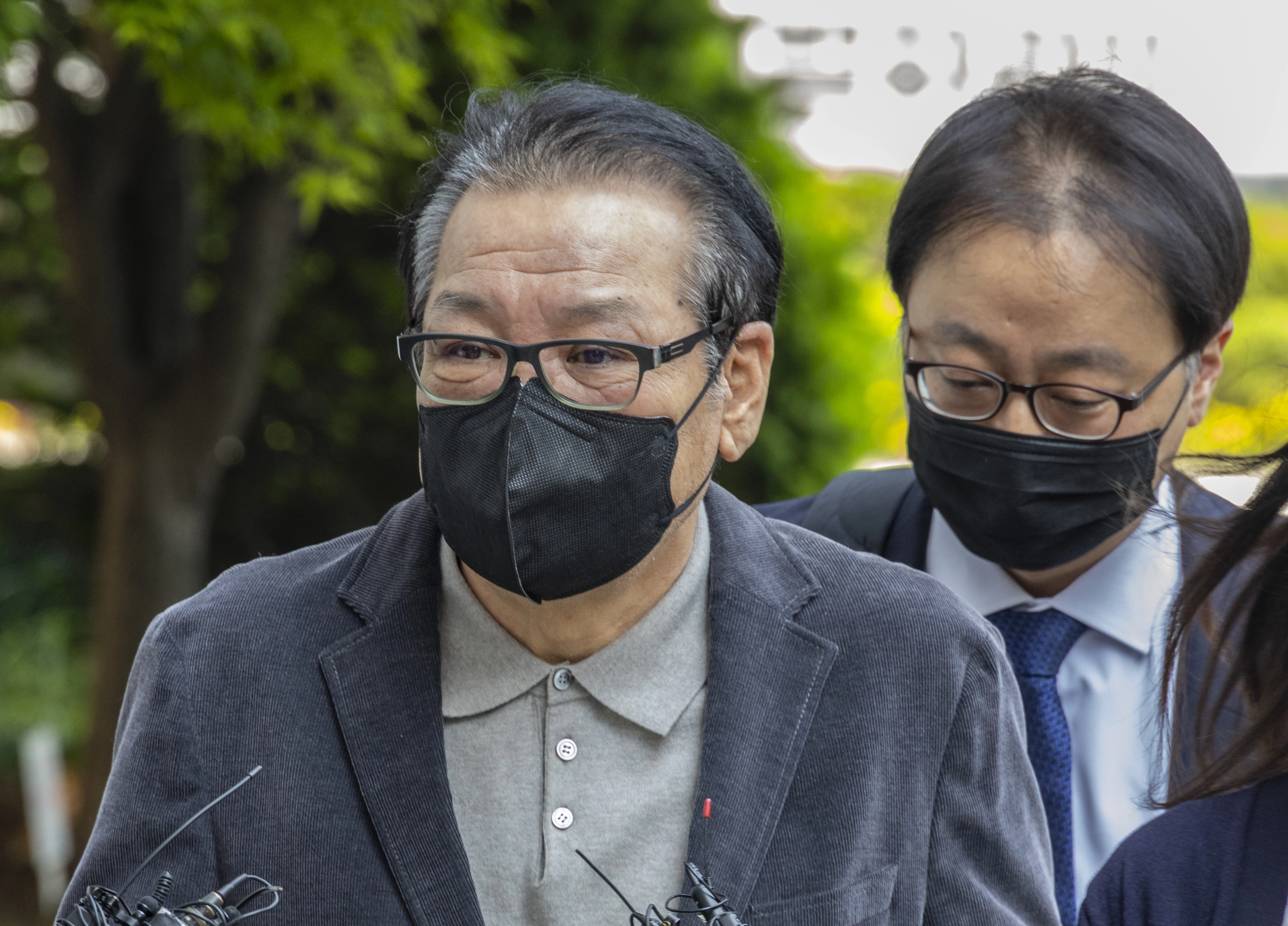 공천헌금 의혹 ‘건진법사’ 전성배 씨 공판 출석  2018년 지방선거 공천헌금 의혹 혐의를 받는 ‘건진법사’ 전성배 씨가 12일 서울 양천구 서울남부지법에서 열린 1심 두 번째 공판에 출석하고 있다. 2025.5.12 연합뉴스