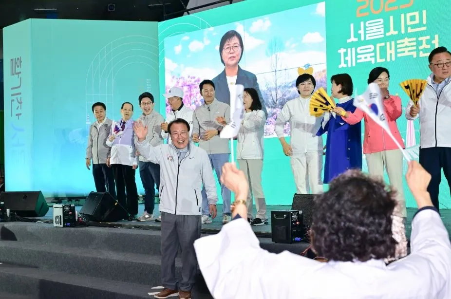 환호하는 시민께 인사하는 이종환 부의장